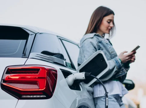 Coche eléctrico. Fuente: Merca2. Cómo evitar que cargar el coche dispare la factura de la luz