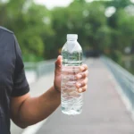 «El agua embotellada que bebes para ‘purificarte’ está llena de esto», advierte la Dra. Sara Bosch (44), experta en salud ambiental