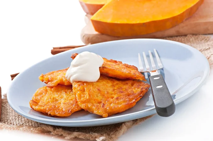 Los buñuelos de calabaza más tiernos y esponjosos: un dulce que conquista cada mesa 1 Merca2.es bunuelos de calabaza con canela y azucar 1 Merca2.es