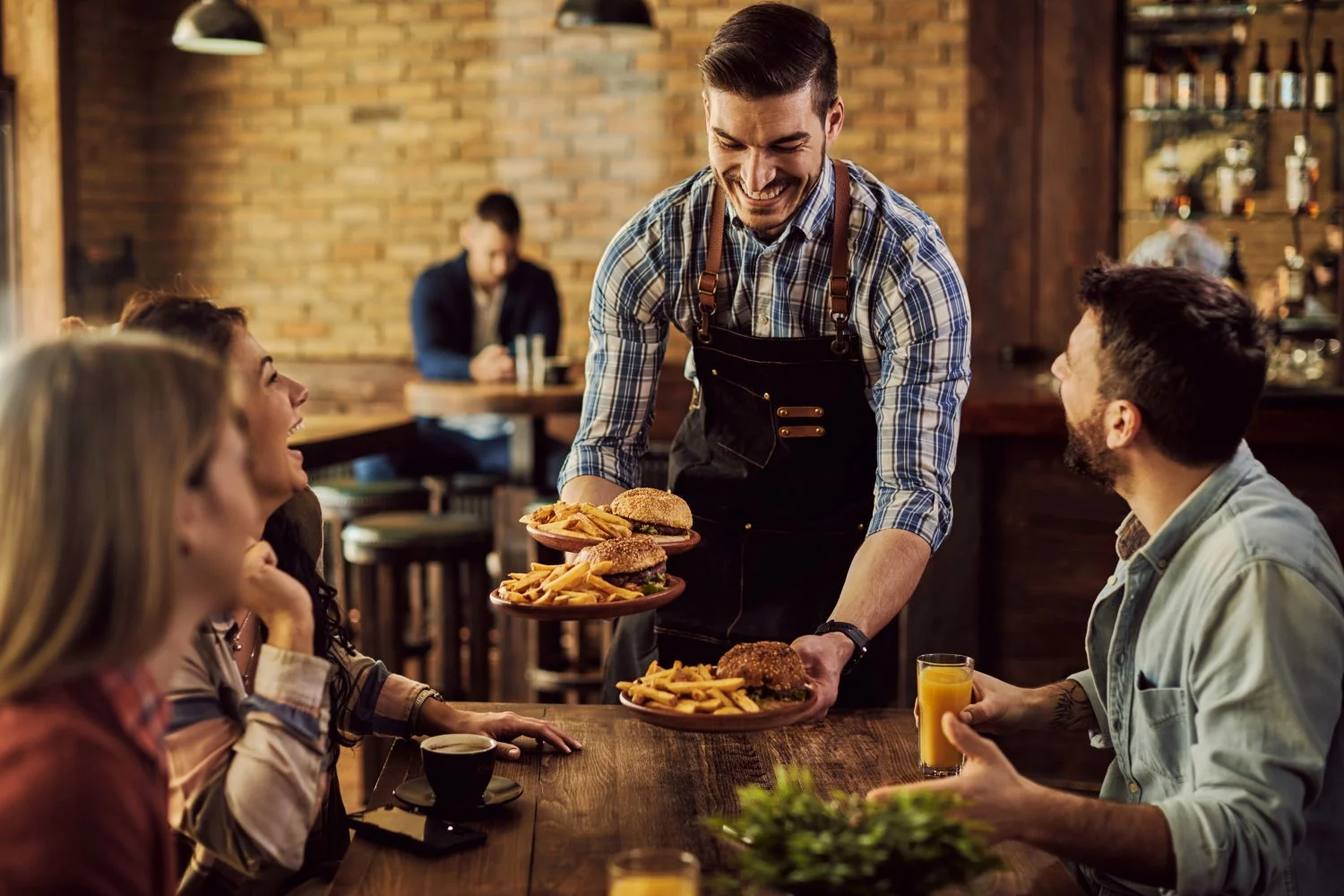 La trampa para turistas de la Plaza Mayor en la que caes siempre: te mueves 100 metros y pasas de comer basura a precio de oro a comer como un rey 1 Merca2.es El magnetismo de este emblemático lugar nos ciega a menudo, haciéndonos olvidar una regla de oro del viajero experto que visita la Plaza Mayor. Fuente: Freepik