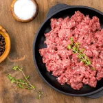 “Ese color ‘perfecto’ en la carne picada del súper puede esconder bacterias mortales”, desvela Sergio Balaguer (44), inspector de sanidad