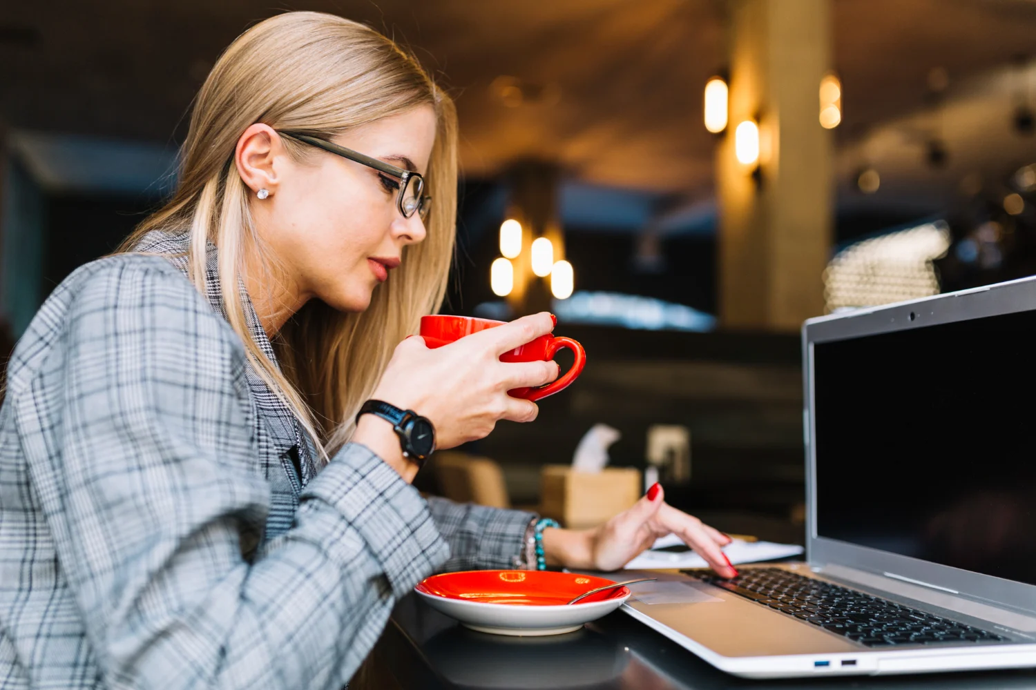 Madrid teme por sus bares: El teletrabajo dispara el precio del café y ya amenaza con cierres masivos 2 Merca2.es El impacto del teletrabajo se mide en las sillas que ya nadie ocupa de lunes a viernes. Fuente: Freepik