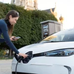 Roberto Sáez (44), ex-analista de Inteligencia: «Tu coche eléctrico registra cada vez que superas la velocidad máxima. Los fabricantes ya han vendido esos datos a aseguradoras»