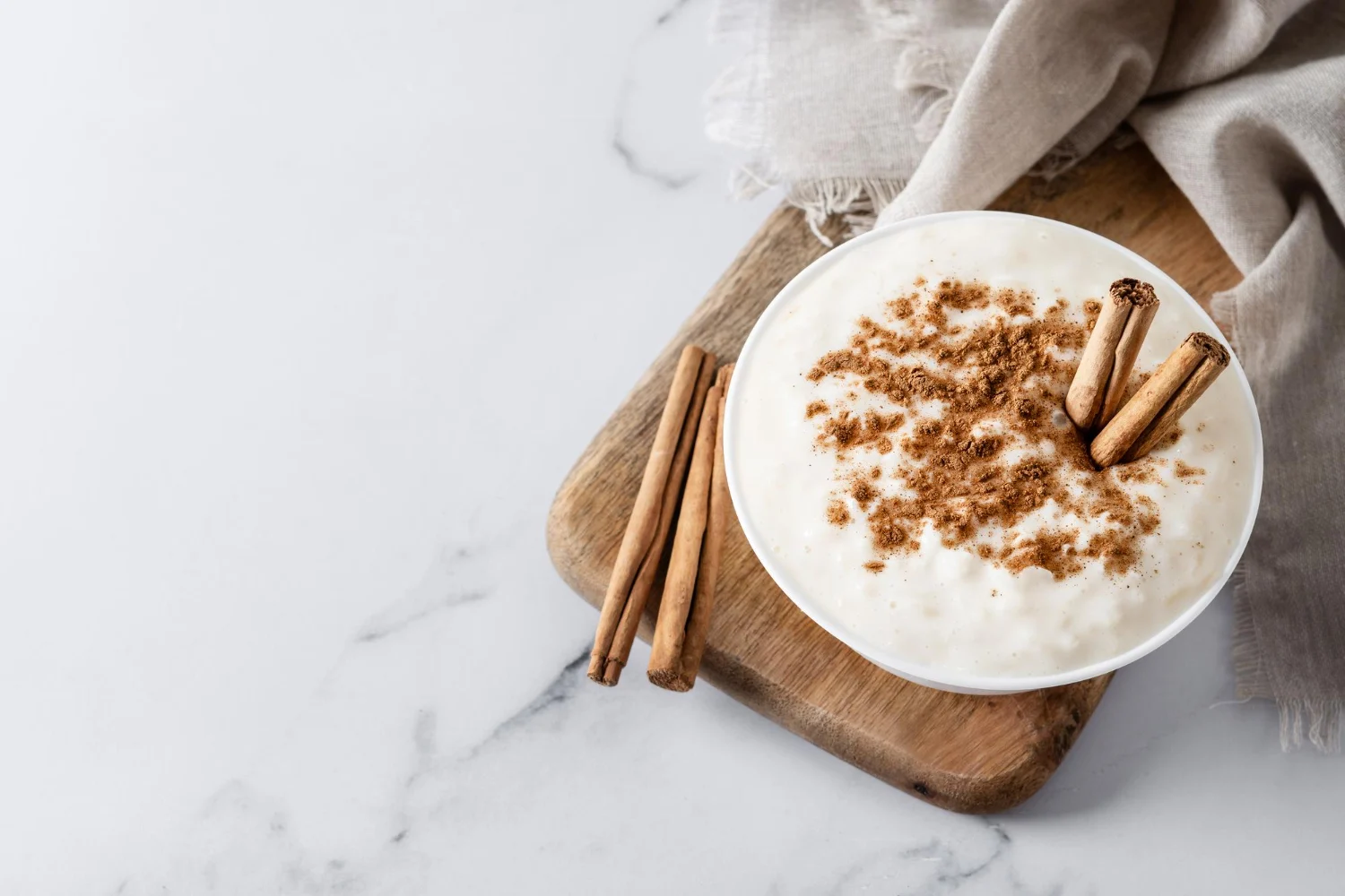 El índice glucémico de lo que muchos desayunan determina la respuesta del cuerpo y su tendencia a acumular grasa. Fuente: Freepik
