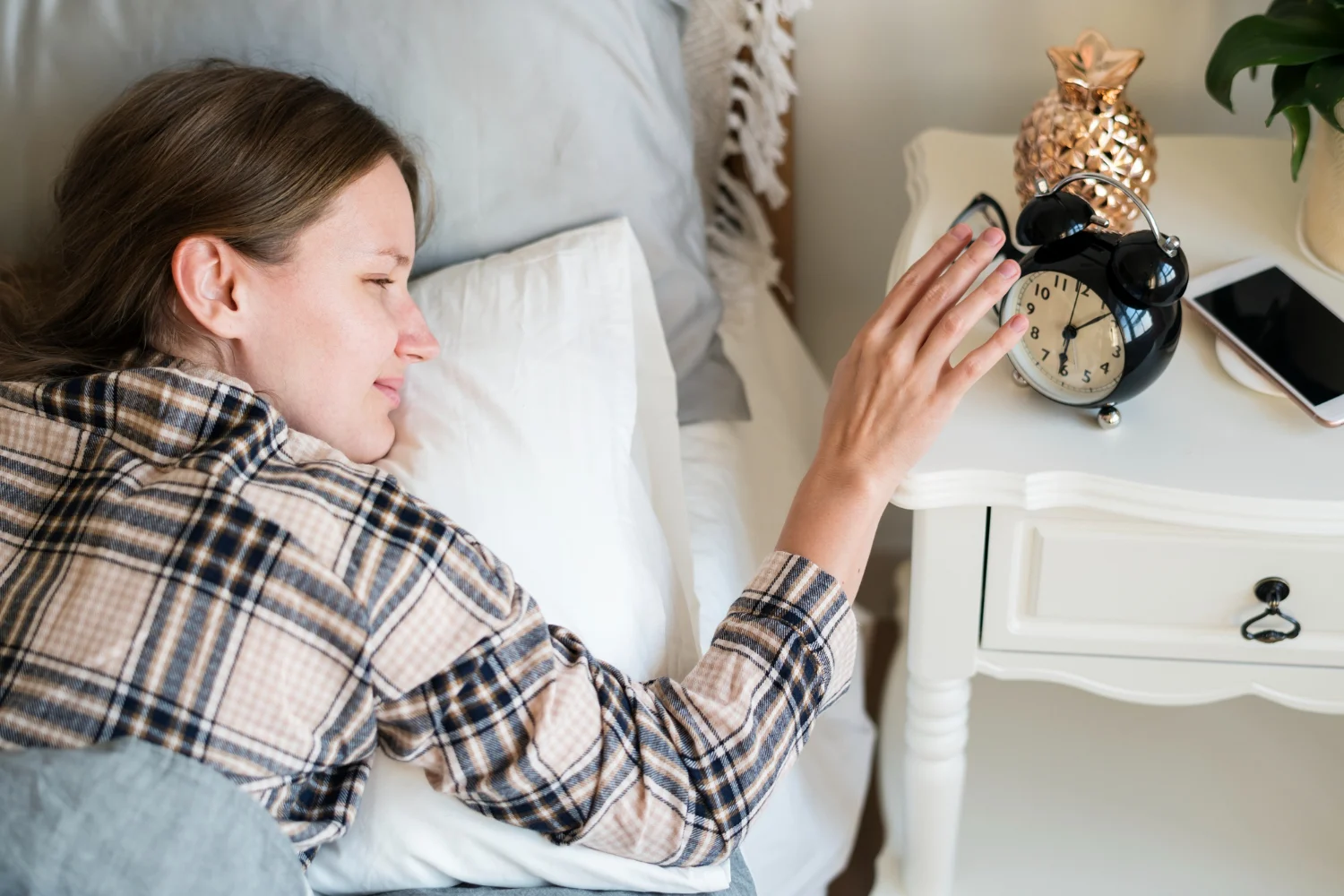 Despertar bien no es una misión imposible; solo requiere un cambio de estrategia y un poco de disciplina. Fuente: Freepik
