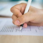 «Es la primera pregunta trampa del nuevo examen práctico»: avisa el examinador de la DGT Javier Solís (56), «y el 80% de los aspirantes suspende a los 2 minutos de arrancar»