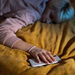 Eduardo Molina (53), ex-agente del CNI: “Dormir con el móvil a la mano pone en riesgo a todo tu hogar: con un SMS dirigido, pueden activar cualquier cámara y escucharlo TODO”