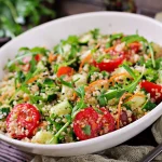 Ensalada de quinoa con verduras, el equilibrio perfecto entre frescura y alma
