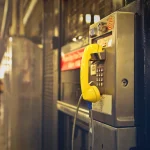 Las cabinas telefónicas, los bonometros de cartón y las monedas de 25 pesetas marcaron la infancia en España»
