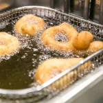 La OCU enciende las alarmas: el aceite de tu freidora es un veneno si lo reutilizas más de 3 veces por esta razón científica