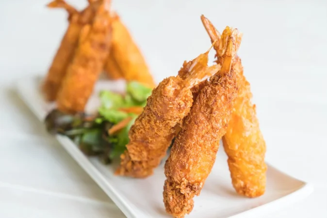 Langostinos rebozados en tempura, el crujido más delicado del mar 1 Merca2.es gambas fritas sobre madera 2 Merca2.es
