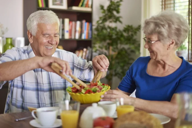 Sebastián de la Rosa, médico experto en longevidad: “El 50% del volumen de tu comida deben ser verduras” 2 Merca2.es Sebastián de la Rosa, médico experto en longevidad: “El 50% del volumen de tu comida deben ser verduras”