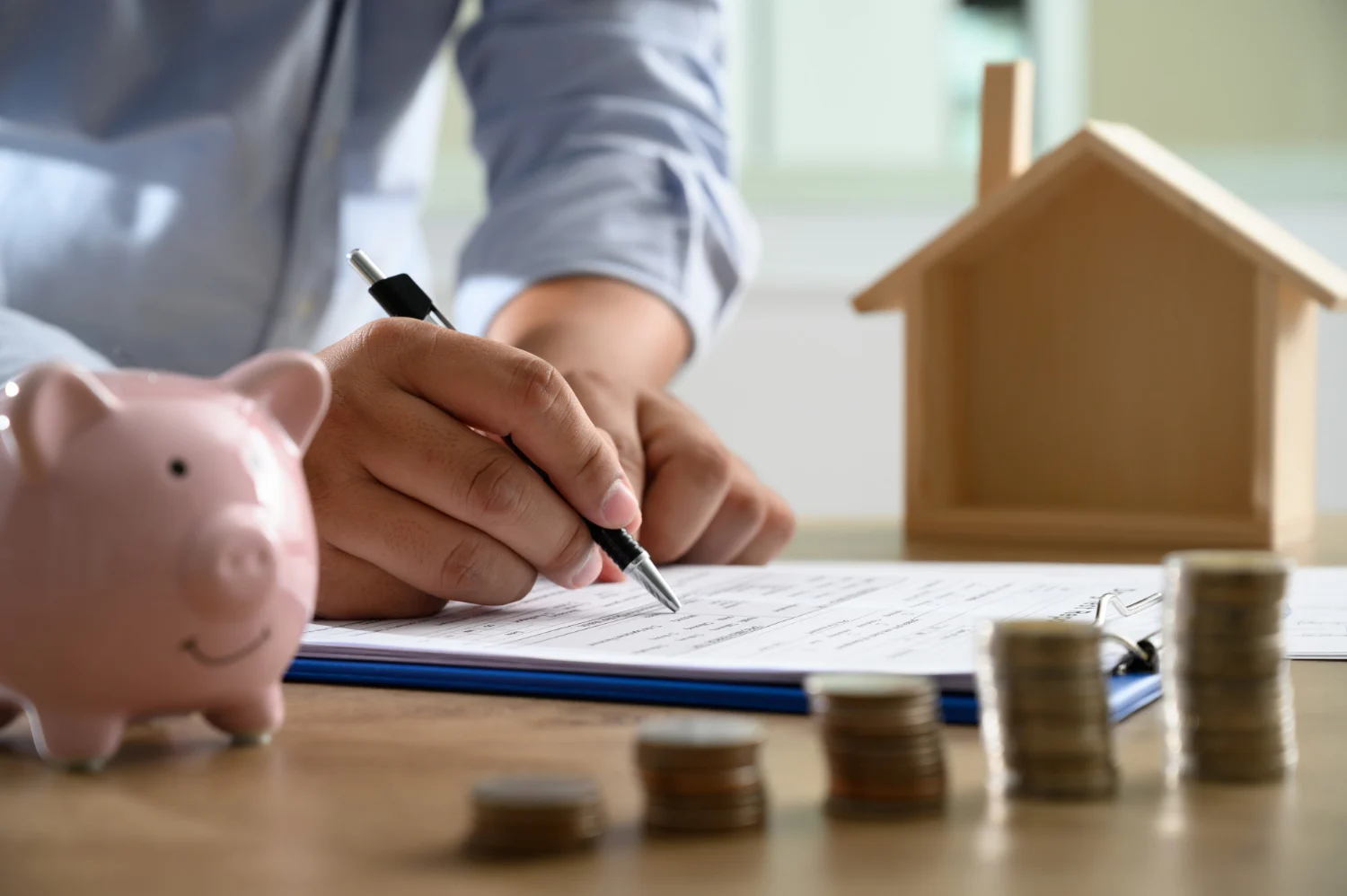 Así es la nueva ley hipotecaria que condena a miles de familias a no poder vender su casa en 2026 1 Merca2.es La fecha no es casual. El endurecimiento de la ley hipotecaria coincide con un ciclo económico que pone a prueba su verdadera eficacia para el ciudadano de a pie. Fuente: Freepik