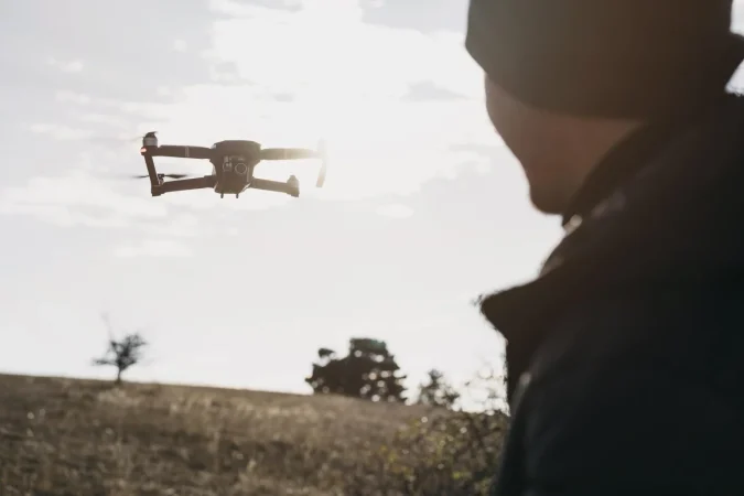 I Encuentro de la Industria de Defensa Española de la mano de Merca2 con la colaboración de Escudo Digital 2 Moncloa hombre de primer plano viendo drone Moncloa