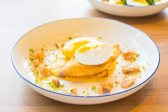 Huevos benedictinos, el arte del desayuno perfecto que nunca pasa de moda 1 Merca2.es huevo benedict con salmon Merca2.es