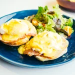 Huevos benedictinos, el arte del desayuno perfecto que nunca pasa de moda