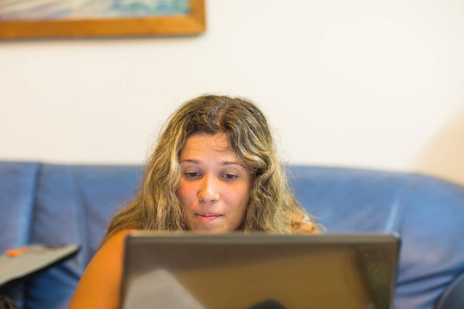 El concepto de "borrar" en la red es relativo, y aquí te explicamos por qué tu rastro de internet sobrevive en servidores y archivos que actúan como la memoria inmortal de la web. Fuente: Freepik
