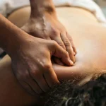 Aprende tu mismo a aliviar el estrés y las tensiones cervicales con este automasaje de cuello que te dejará como nuevo