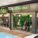 Carlos Mendoza (38), ex-empleado de Mercadona: «Estás pagando de más por no mirar en estos estantes ocultos, es en este lugar donde puedes ahorrar»