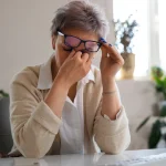 Dra. Elena Gascón (60), oftalmóloga: «Tu miopía no es por las pantallas, es por tu flexo: el error de iluminación que está dejando ciegos a tus hijos»