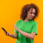 Nadia Palencia (47), inspectora de trabajo: «Si tu empresa te pide el móvil personal para instalar una app de control, estás autorizado a cobrar horas extra por cada notificación»
