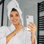 No te duches con el móvil en el baño: una app espía graba en secreto y vende tus imágenes en la Dark Web