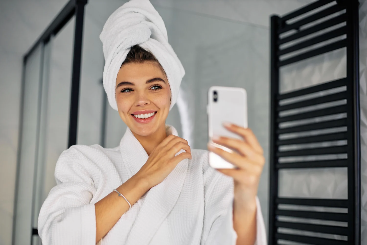 No te duches con el móvil en el baño: una app espía graba en secreto y vende tus imágenes en la Dark Web
