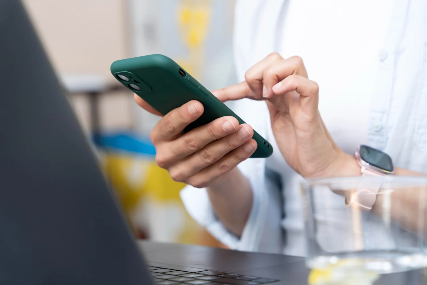 La pregunta del título es directa y la respuesta es más compleja de lo que parece. Pagar con el móvil o con la tarjeta física son experiencias parecidas, pero su seguridad interna es radicalmente diferente. Fuente: Freepik

