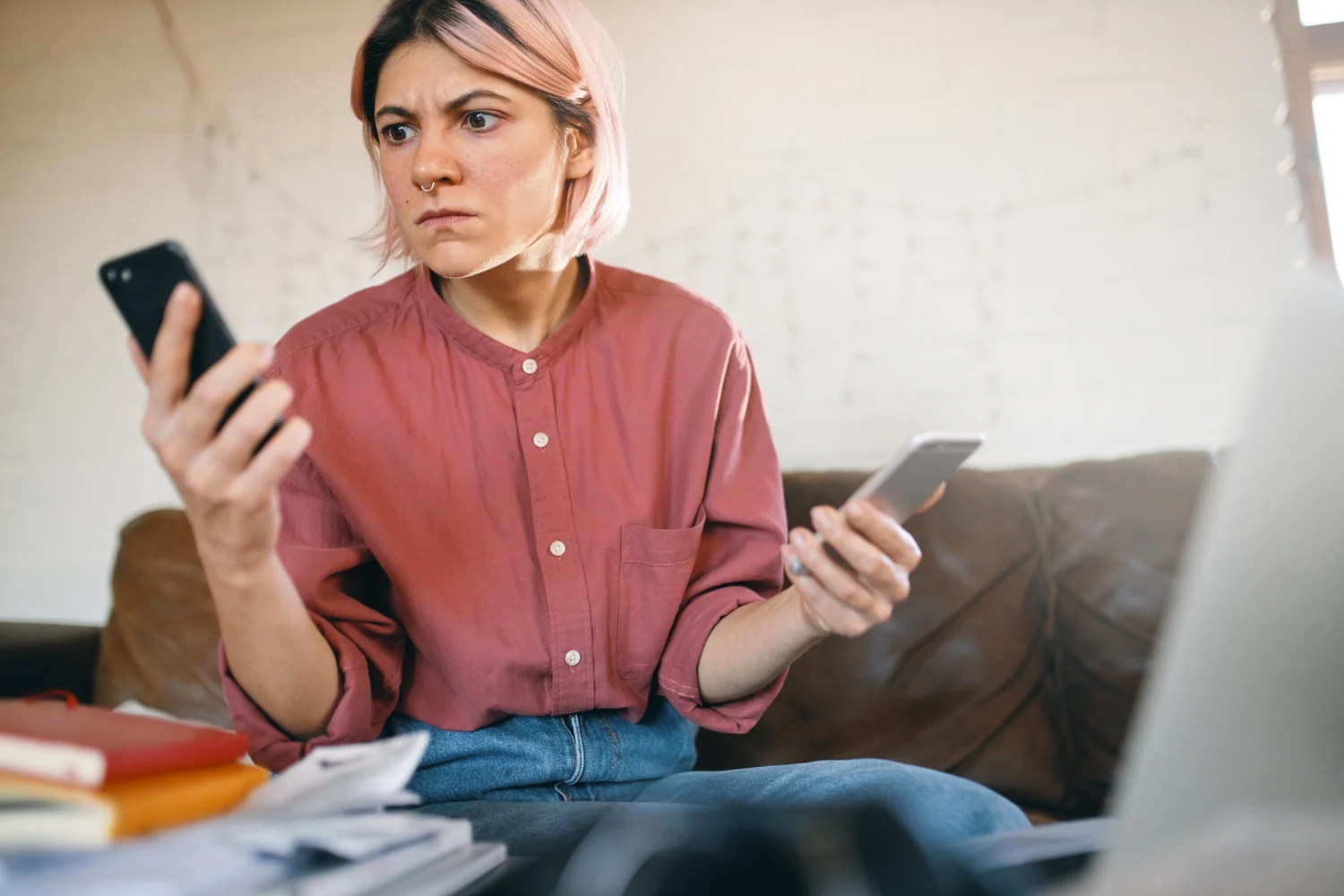 Este método invisible es la evolución de viejas estafas y la prueba de que para clonar tu tarjeta ya no hace falta contacto físico. Se aprovecha de las multitudes y del ritmo frenético de la vida urbana. Fuente: Freepik
