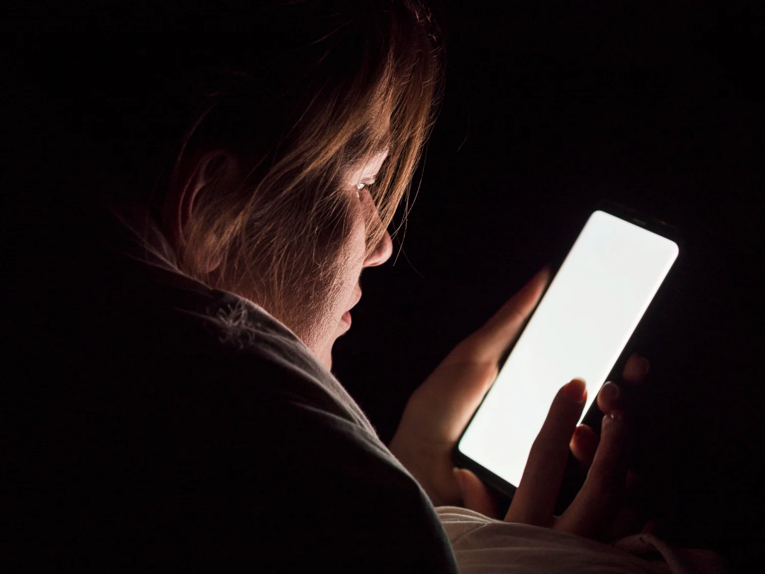 Nadia Palencia (47), inspectora de trabajo: "Si tu empresa te pide el móvil personal para instalar una app de control, estás autorizado a cobrar horas extra por cada notificación" 1 Merca2.es Cuando la tecnología de la empresa se instala directamente en tu vida más personal.