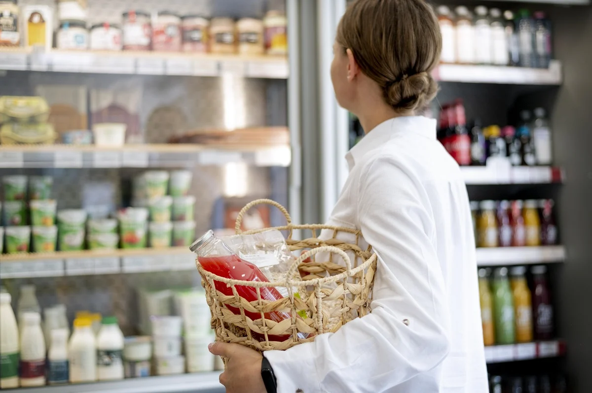 mujer con cesta de compras mujer con cesta de compras