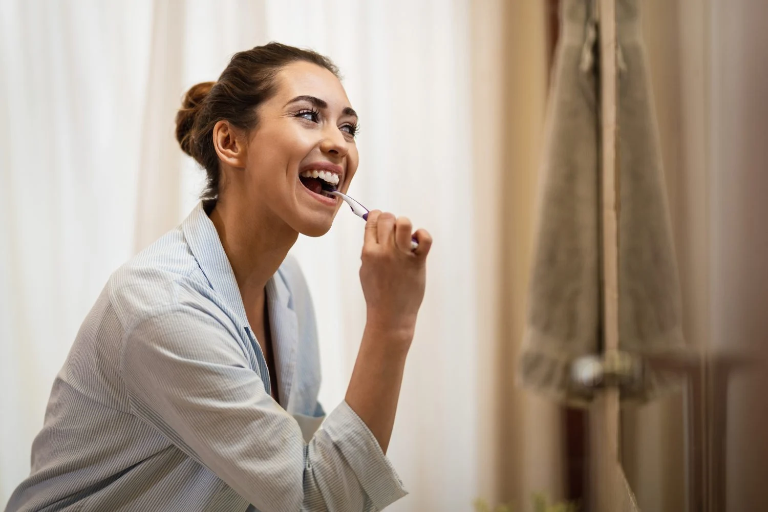 Para entender el daño, hay que conocer cómo actúa el ácido cítrico del limón sobre la estructura que protege tus dientes. Fuente: Freepik
