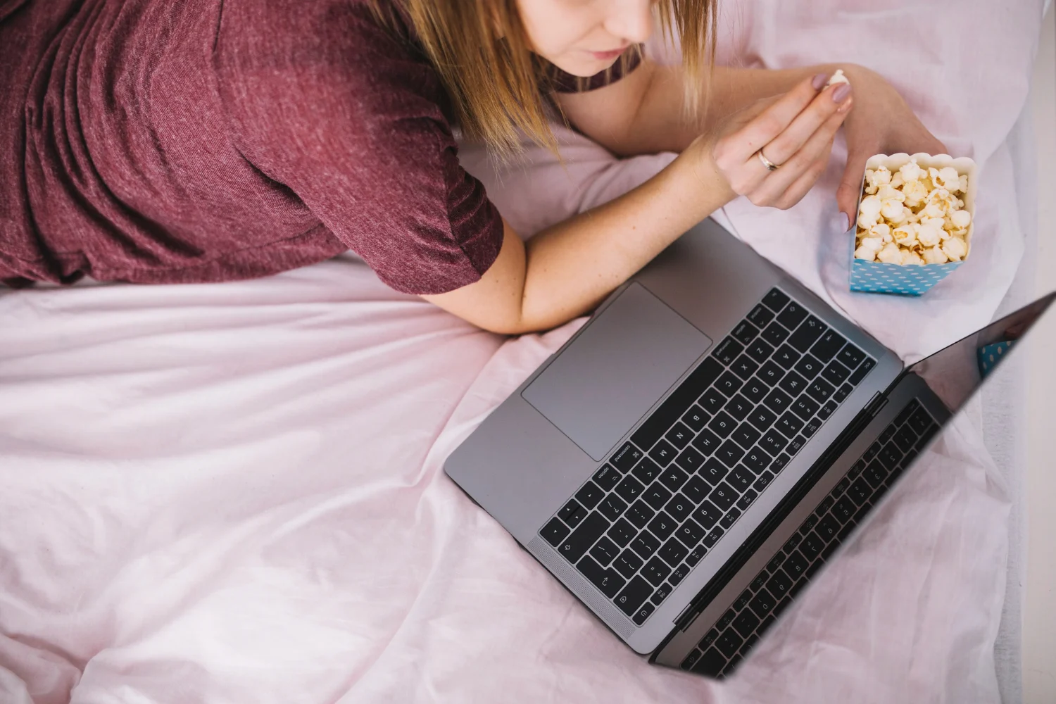 El 'cáncer silencioso' de tu portátil: la razón por la que nunca deberías usarlo apoyado sobre tus piernas o en la cama 4 Merca2.es La solución para prevenir este cáncer y alargar la vida de tu inversión es tan sencilla que parece mentira. Solo requiere un pequeño gesto de conciencia y cuidado. Fuente: Freepik