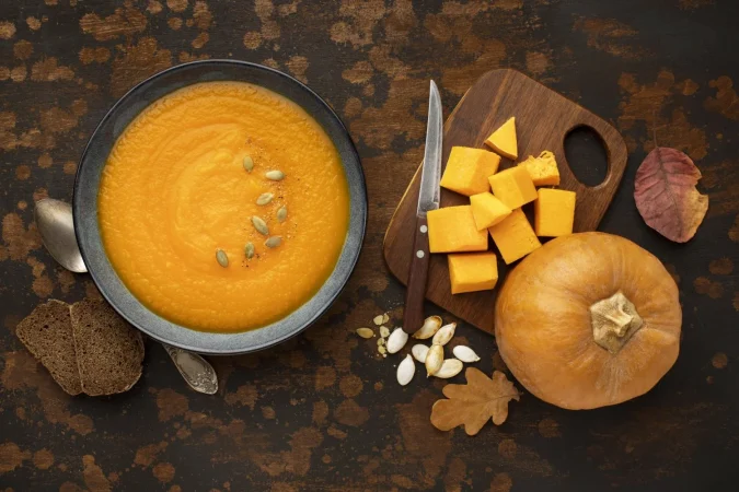 Crema de zanahorias y calabaza, la dulzura cálida que reconforta desde dentro 2 Merca2.es otono comida sopa calabaza y hojas Merca2.es