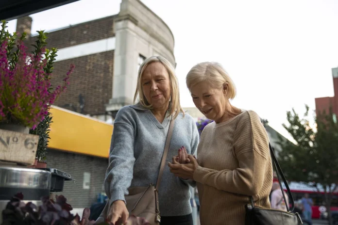 pareja-queer-de-tiro-medio-al-aire-libre Adoración Mendoza, voluntaria: “Mientras tenga fuerzas, seguiré ayudando”