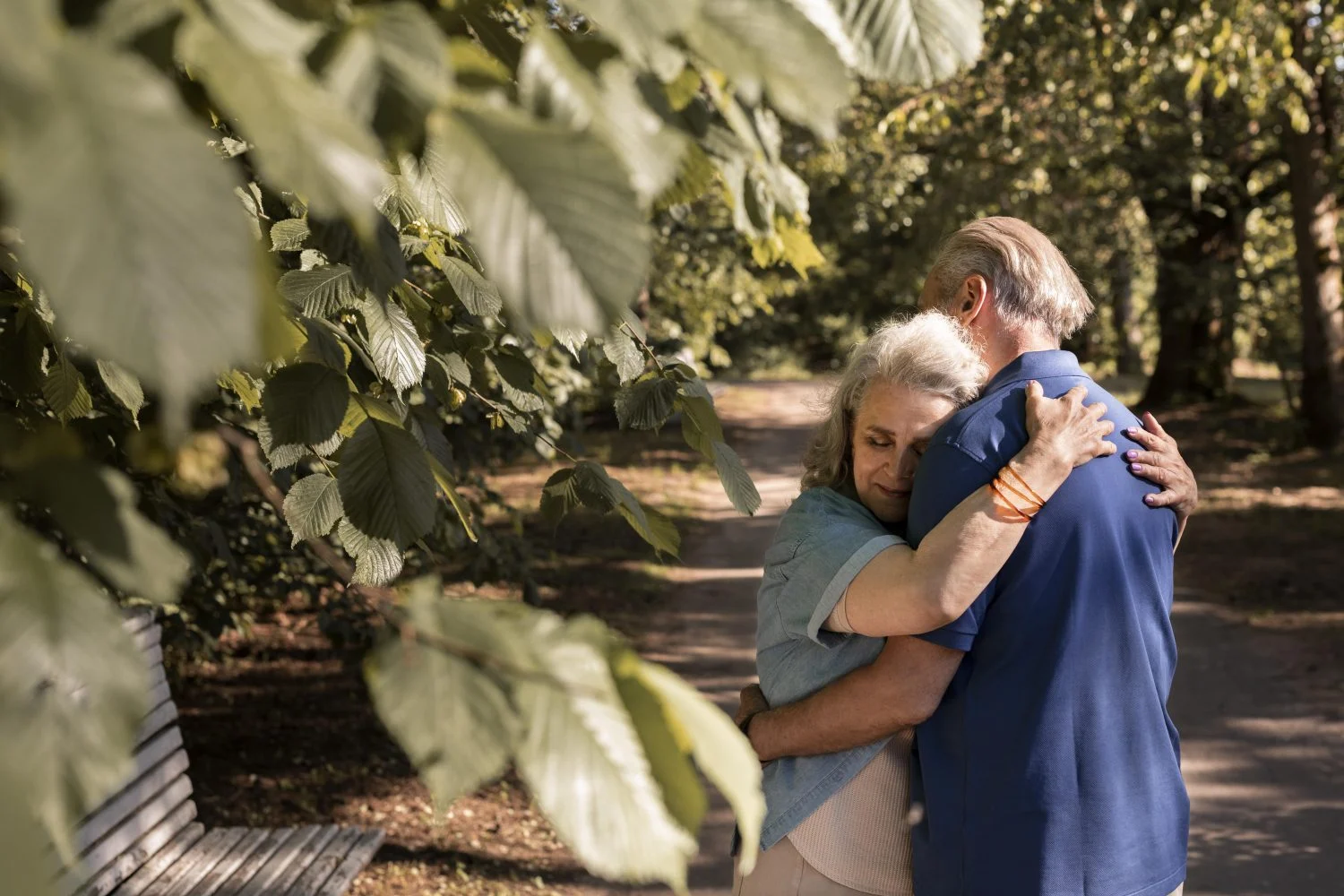 pareja-senior-de-tiro-medio-abrazandose Edadismo, la batalla silenciosa de los mayores de 55