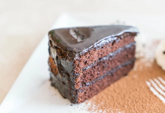 El bizcocho de chocolate más esponjoso y clásico que puedes hacer en casa 1 Merca2.es pastel de chocolate con helado y crema batida Merca2.es