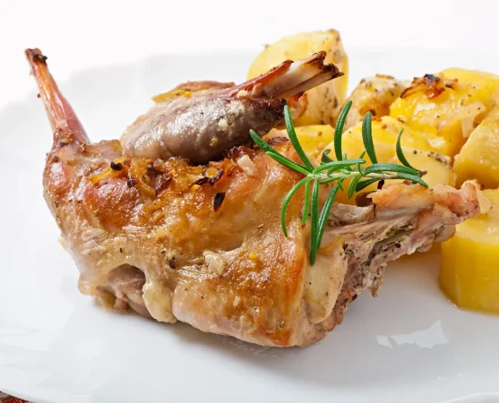 Codillo de cerdo al horno, el asado lento que conquista por dentro 2 Merca2.es patas de conejo al horno con papas y romero Merca2.es