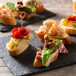 Iñaki Garmendia (64), chef con 40 años en la Parte Vieja, lo tiene claro: «El bar de pintxos que tiene este objeto en la barra es una trampa mortal para tu paladar (y tu bolsillo)