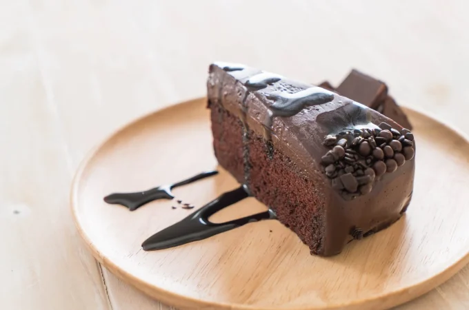 El bizcocho de chocolate más esponjoso y clásico que puedes hacer en casa 2 Merca2.es primer plano de un pastel de chocolate en la mesa Merca2.es