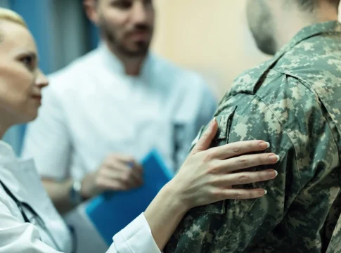 primer-plano-de-un-soldado-del-ejercito-siendo-consolado-mientras-habla-con-los-medicos-en-la-clinica