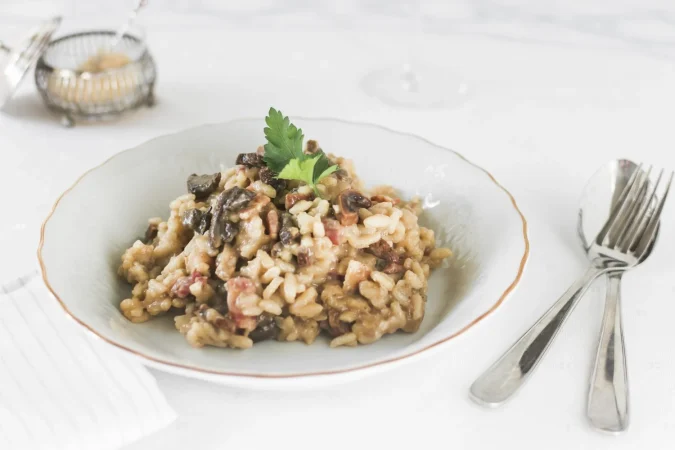 risotto de arroz con champinones sobre plato de ceramica blanca 1 Merca2.es
