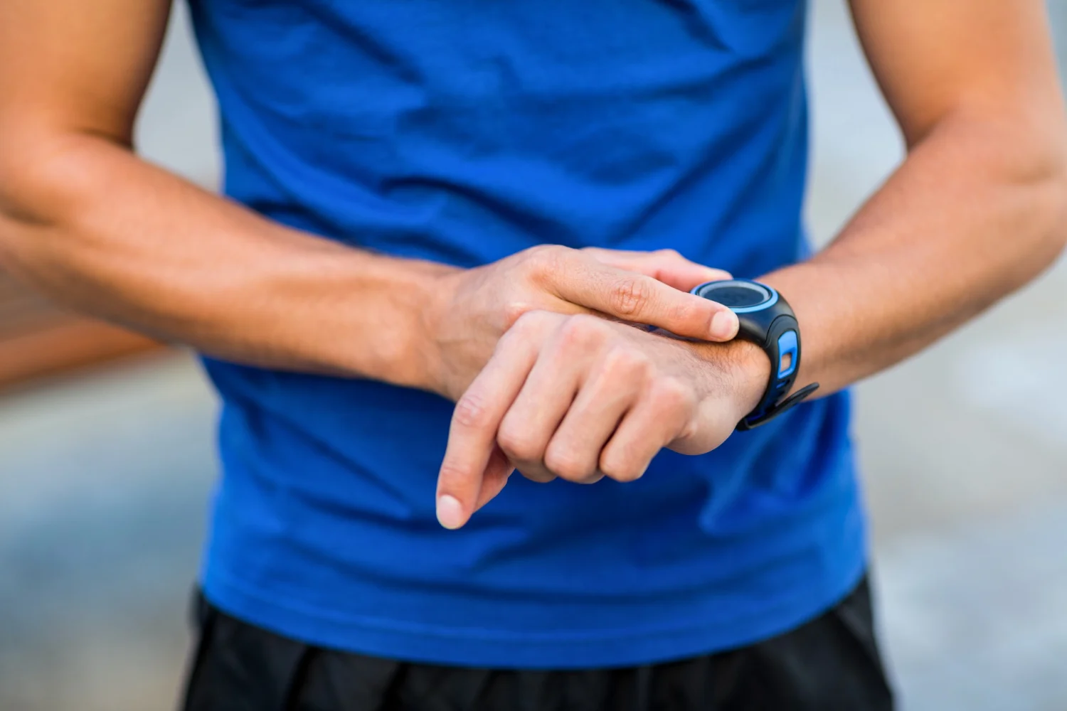 El timo de los smartwatches para el corazón: José Veles (33), cardiólogo, sentencia por qué ese reloj solo te está dando ansiedad 3 Merca2.es No todo es negativo; en esta sección matizamos el discurso y señalamos los perfiles para los que los smartwatches sí pueden suponer una ayuda real si se usan correctamente. Fuente: Freepik