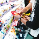 El supermercado te roba 1.000€ al año y tú solo sonríes: el truco psicológico que te deja sin sueldo