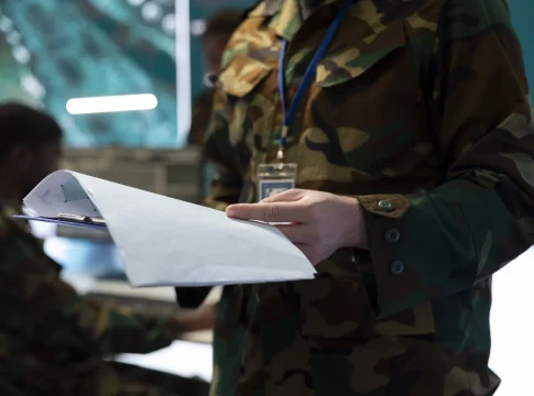 un-soldado-leyendo-el-archivo-de-un-caso-federal-para-una-nueva-operacion-de-defensa