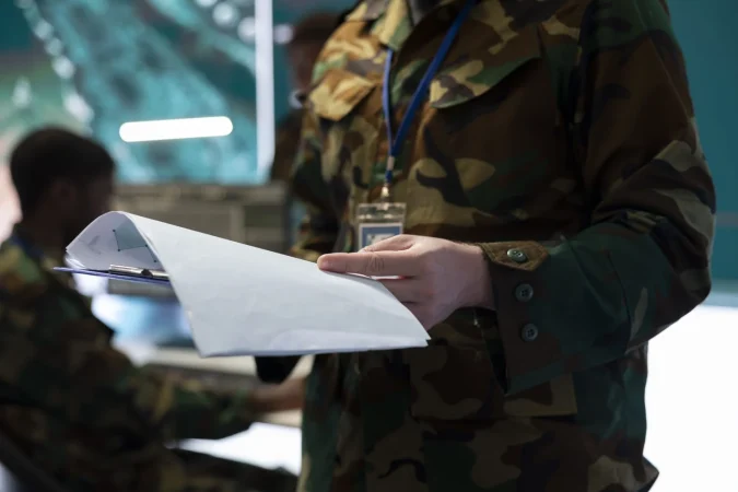 La imagen tiene un atributo ALT vacío; su nombre de archivo es un-soldado-leyendo-el-archivo-de-un-caso-federal-para-una-nueva-operacion-de-defensa-675x450.webp