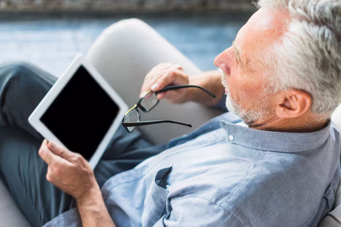 "Las Rozas apuesta por la tecnología para combatir la soledad en mayores de 50 años" 1 Merca2.es UNA EPIDEMIA SILENCIOSA Y SOLEDAD
CON ROSTRO HUMANO