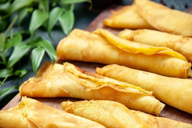 Filloas gallegas: la memoria reinventada en una receta tradicional que nunca pasa de moda 3 Merca2.es vista frontal cercana deliciosos panqueques enrollados en color oscuro pastel de comida pastel de carne pasteleria hotcake torta de masa dulce Merca2.es