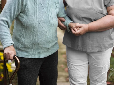 Reconocer a Francisca Moya como Persona Mayor del Año no se hace única y exclusivamente por su trayectoria universitaria, sino por toda una vida entregada al servicio de los demás. Y así se le reconoció en los Premios Mayores Región de Murcia, donde también recibieron el galardón otras personas y proyectos con vocación social. Desde su implicación desde Proyecto Hombre, hasta su colaboración activa con Cruz Roja, ha evidenciado que la excelencia intelectual puede ir de la mano con la solidaridad de cada día. Ser una figura pública no le impidió ensuciarse las manos en causas locales, el instinto de cercanía ha estado en la beta de su ser. Cada hora donada, cada momento con quienes necesitan algo de nosotros habla de una coherencia personal que va más allá de la institucionalidad del reconocimiento. La selección de otros premiados -por ejemplo, mujeres dedicadas al cuidado de personas con Alzheimer o talleres intergeneracionales que conectan jóvenes y mayores por la via de la tecnología- ratifican hasta dónde se puede llegar en todo lo que se busca: acción cotidiana, cercanía, conectar generaciones. En la misma gala del 1 de octubre, en el Teatro de Invierno de San Javier, se rendirá tributo a esos modos de vida que han de servir de inspiración por su energía y su entrega. Reconocer a Francisca Moya como Persona Mayor del Año no se hace única y exclusivamente por su trayectoria universitaria, sino por toda una vida entregada al servicio de los demás. Y así se le reconoció en los Premios Mayores Región de Murcia, donde también recibieron el galardón otras personas y proyectos con vocación social. Desde su implicación desde Proyecto Hombre, hasta su colaboración activa con Cruz Roja, ha evidenciado que la excelencia intelectual puede ir de la mano con la solidaridad de cada día. Ser una figura pública no le impidió ensuciarse las manos en causas locales, el instinto de cercanía ha estado en la beta de su ser. Cada hora donada, cada momento con quienes necesitan algo de nosotros habla de una coherencia personal que va más allá de la institucionalidad del reconocimiento. La selección de otros premiados -por ejemplo, mujeres dedicadas al cuidado de personas con Alzheimer o talleres intergeneracionales que conectan jóvenes y mayores por la via de la tecnología- ratifican hasta dónde se puede llegar en todo lo que se busca: acción cotidiana, cercanía, conectar generaciones. En la misma gala del 1 de octubre, en el Teatro de Invierno de San Javier, se rendirá tributo a esos modos de vida que han de servir de inspiración por su energía y su entrega.