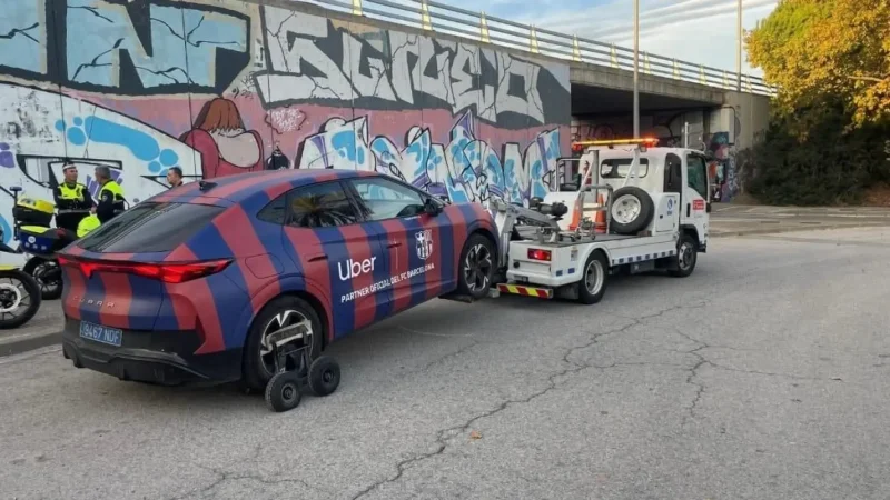 Vehículo de Uber rotulado del Barcelona inmovilizado por la policía. Redes Sociales de Élite Taxi.